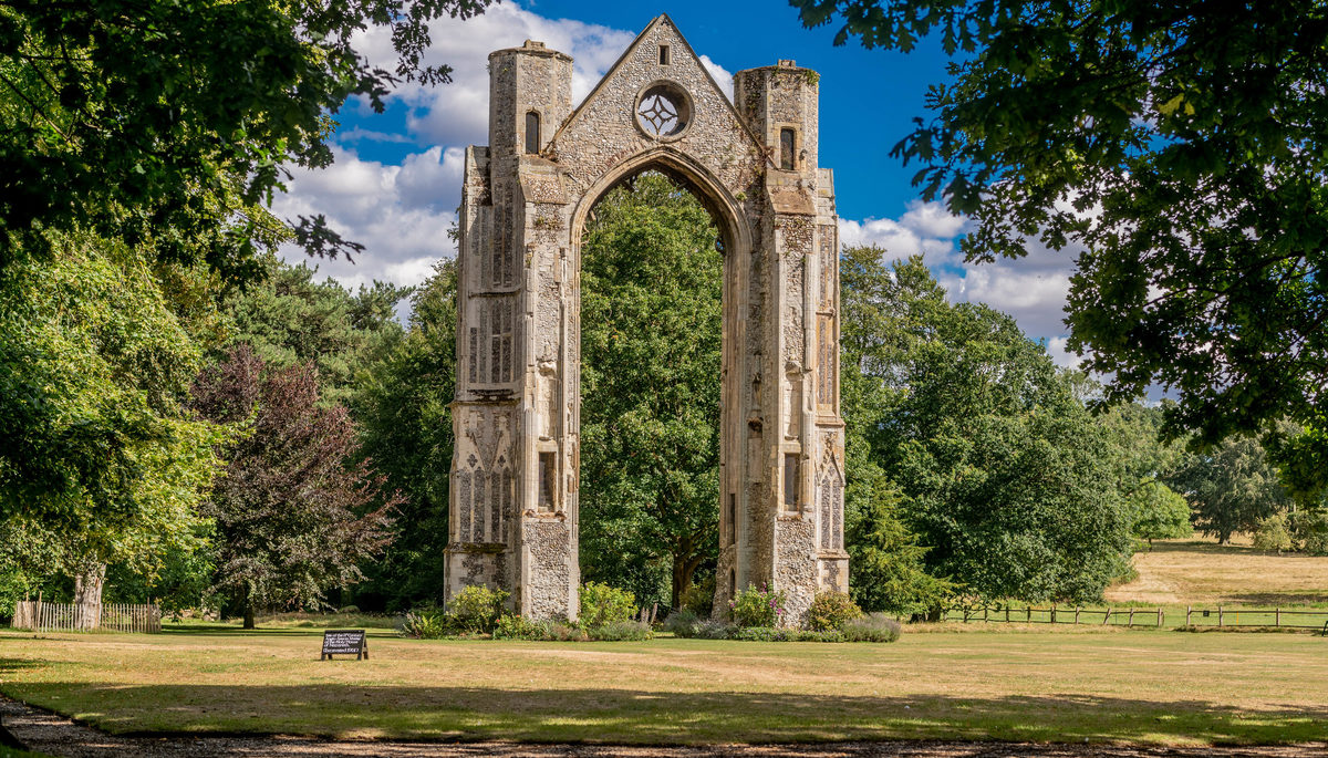 In case you don't know the main fragment is the full-height gable of the unaisled E end chapel with the dado under the window knocked out. Looking E, check out those Remois passages! And the lesser seen looking W view