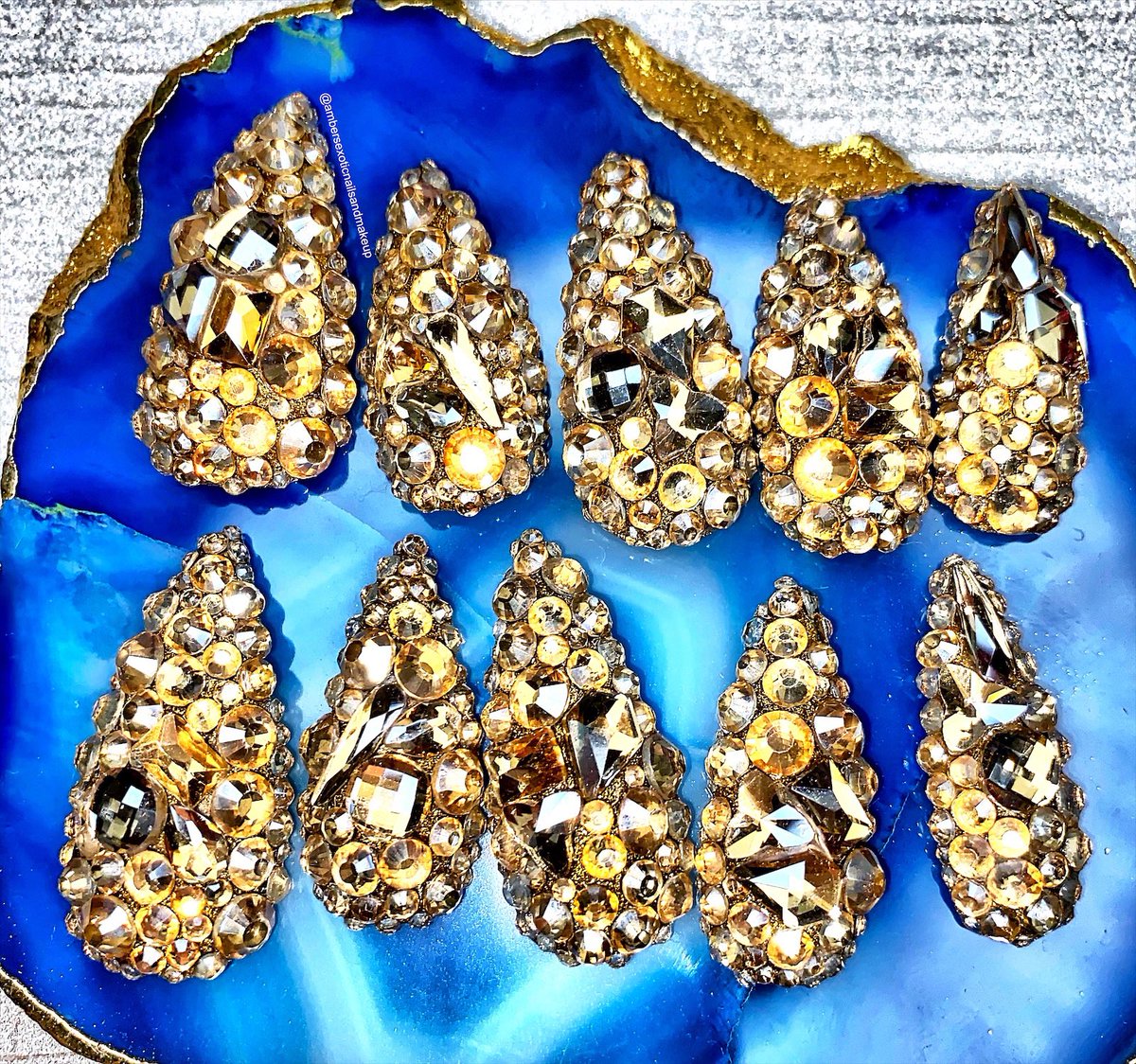 ladycolour's tweet photo. 24K @JeffreeStar inspired acrylic presson nails https://t.co/XwduuJUzpJ #crystals #goldcrystals #goldnails #nails #acrylicnails #crystalnails #crystalnailart #nailart https://t.co/YQKezFjjqh