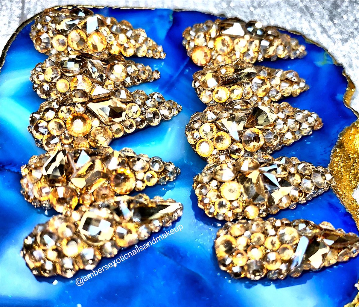 ladycolour's tweet photo. 24K @JeffreeStar inspired acrylic presson nails https://t.co/XwduuJUzpJ #crystals #goldcrystals #goldnails #nails #acrylicnails #crystalnails #crystalnailart #nailart https://t.co/YQKezFjjqh