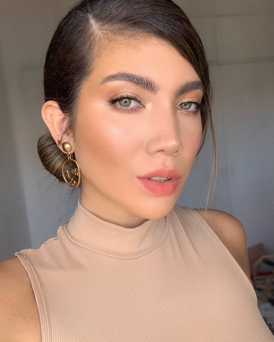 mafemartino's tweet photo. NATURAL FINISH MAKEUP🤎
• @milkmakeup #Hydrogrip primer| Lip + Cheek | Matte Bronzer Stick| FLEX Concealer LIGHT| Holographic Stick
• @revlon #PhotoreadyCADID Natural finish foundation 300 DUNE| Looks Book eyeshadow palette MAVERICK/REBELLE | ULTRA HD MATTE LIPCOLOR “ETERNITE” https://t.co/Q7zDZkpZI3