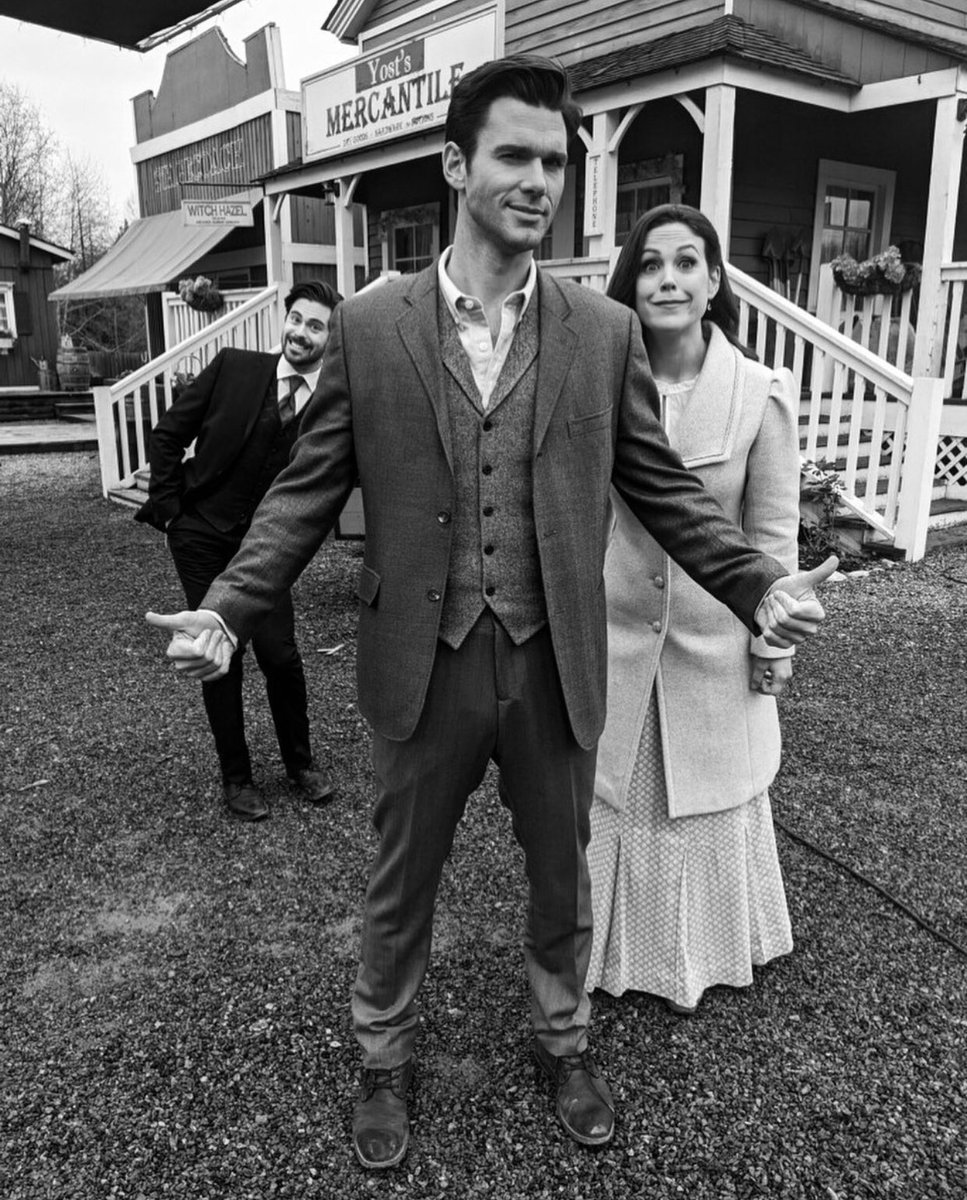 BehindHallmark's tweet image. Just a few of the friendships that make the beloved show @WCTH_TV as wonderful as it is ❤️
#Hearties @erinkrakow @HuttonPascale @RealEvaBourne @kevin_mcGarry @ChrisMcNally_