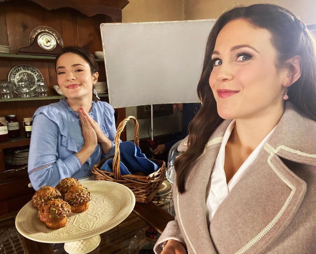 BehindHallmark's tweet image. Just a few of the friendships that make the beloved show @WCTH_TV as wonderful as it is ❤️
#Hearties @erinkrakow @HuttonPascale @RealEvaBourne @kevin_mcGarry @ChrisMcNally_