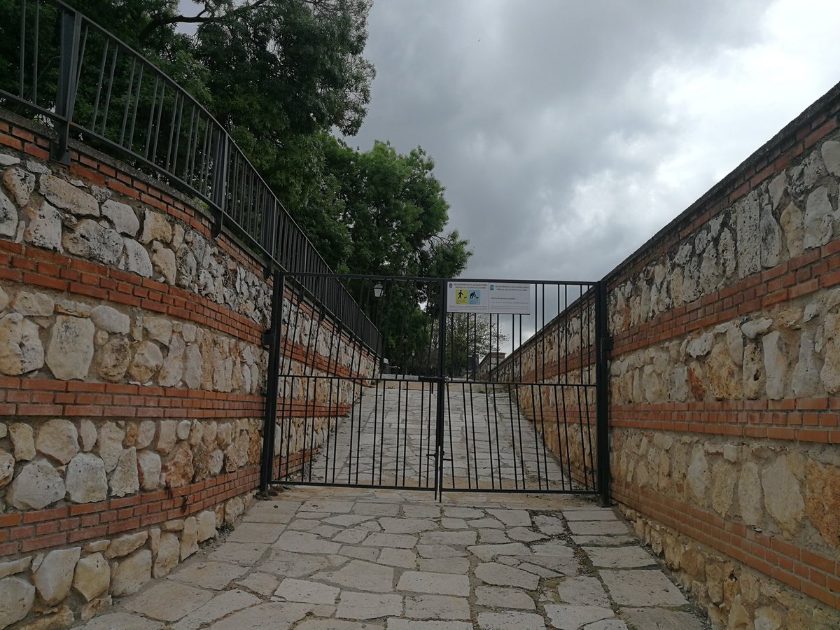 carlosmumar's tweet photo. Gracias @PSOE_Ayto_Guada @AlbertoRojoBlas por cerrar el parque de fuente la niña con candado el día en que buscábamos con niños espacios abiertos y evitar aglomeraciones al aire libre como marca la norma https://t.co/xr78loSu80