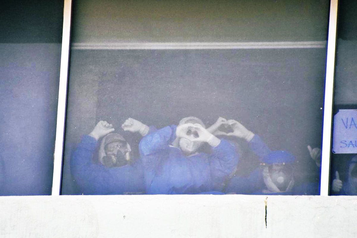 Tu_IMSS's tweet image. Desde el área de aislamiento de pacientes #COVID19, con el signo de corazón en sus manos, nuestros héroes y heroínas reafirman su entrega para atender a los enfermos. ¡Vamos a salir! es su mensaje para todo México💚

Hospital General de Zona No. 7 del #IMSS, #Monclova, #Coahuila.