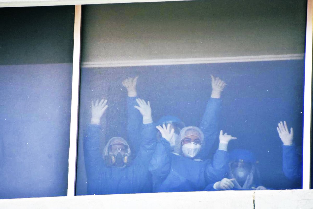 Tu_IMSS's tweet image. Desde el área de aislamiento de pacientes #COVID19, con el signo de corazón en sus manos, nuestros héroes y heroínas reafirman su entrega para atender a los enfermos. ¡Vamos a salir! es su mensaje para todo México💚

Hospital General de Zona No. 7 del #IMSS, #Monclova, #Coahuila.