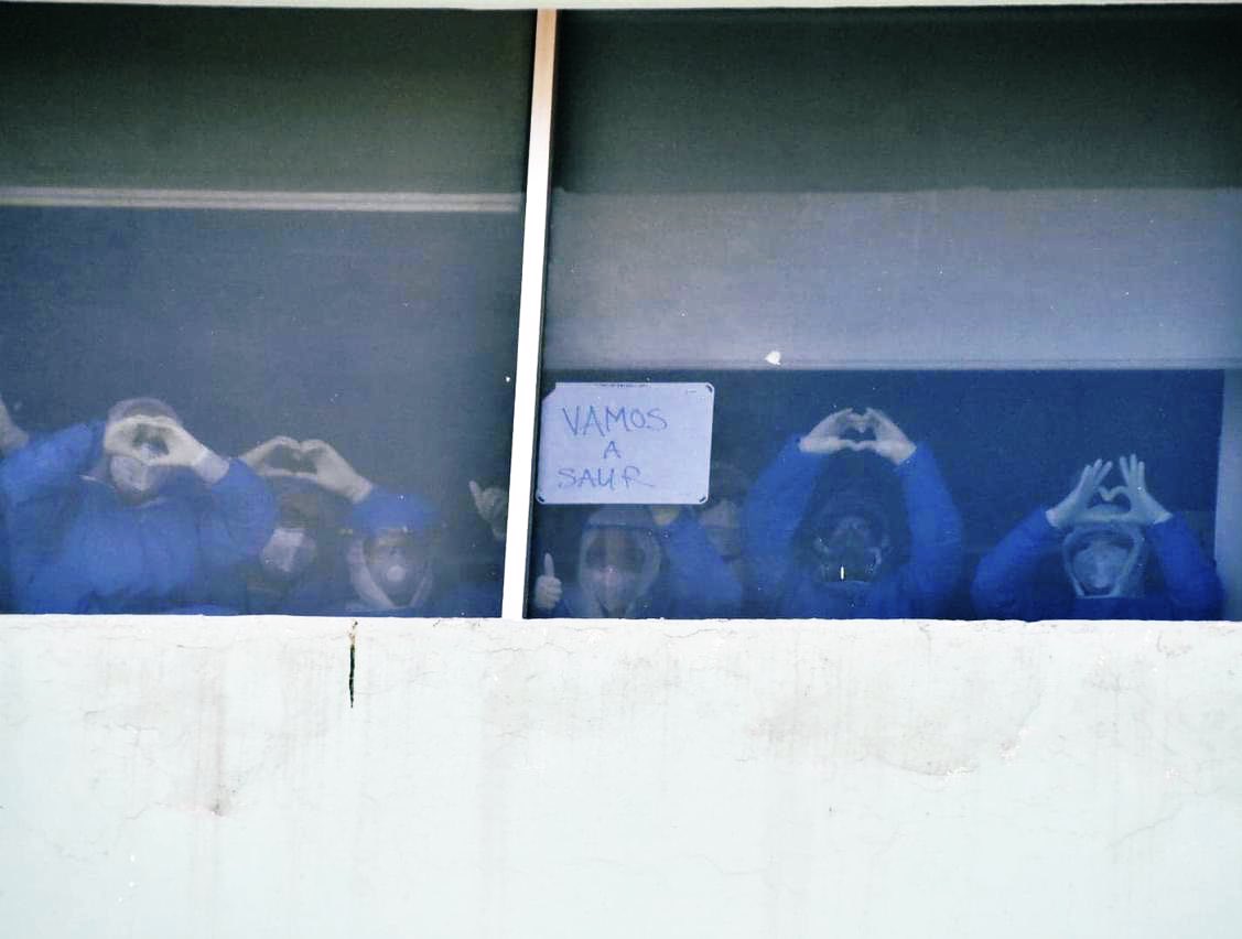 Tu_IMSS's tweet image. Desde el área de aislamiento de pacientes #COVID19, con el signo de corazón en sus manos, nuestros héroes y heroínas reafirman su entrega para atender a los enfermos. ¡Vamos a salir! es su mensaje para todo México💚

Hospital General de Zona No. 7 del #IMSS, #Monclova, #Coahuila.