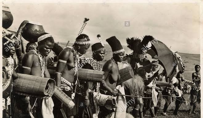 Anyways, Queen Nyamazana married King Mzilikazi. They had a very beautiful wedding & later a sonIt was a marriage of convenience but still! Mzilikazi now had power over the Swazi, which was now commonly known as uMthwakaziKing Mzilikazi left the name unchanged 