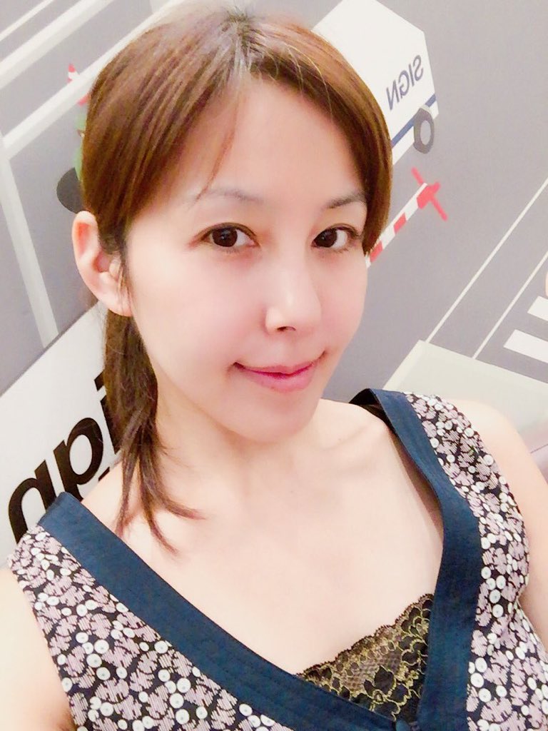 ChineseAunt's tweet photo. 好钟意这个美颜风格 https://t.co/eiLKtYDXZQ