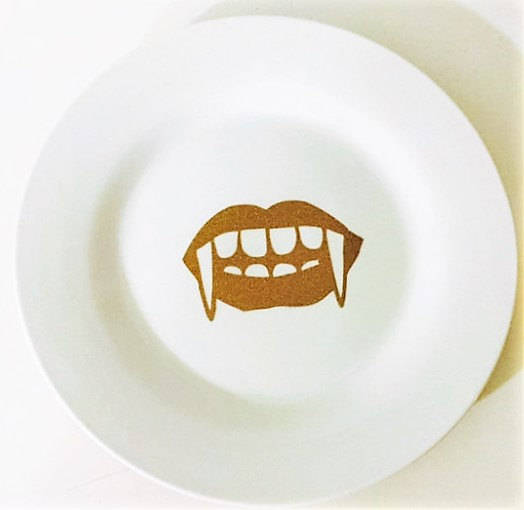 KraftyMcKrafter's tweet photo. Vampire cake plate, Vampire fangs kitchen decor, Vampire dessert bar party decor, Gothic home decor gifts, Gothic glam serving plate https://t.co/dYgFgl7OWE #VampireCake https://t.co/1LnrPHNGOu