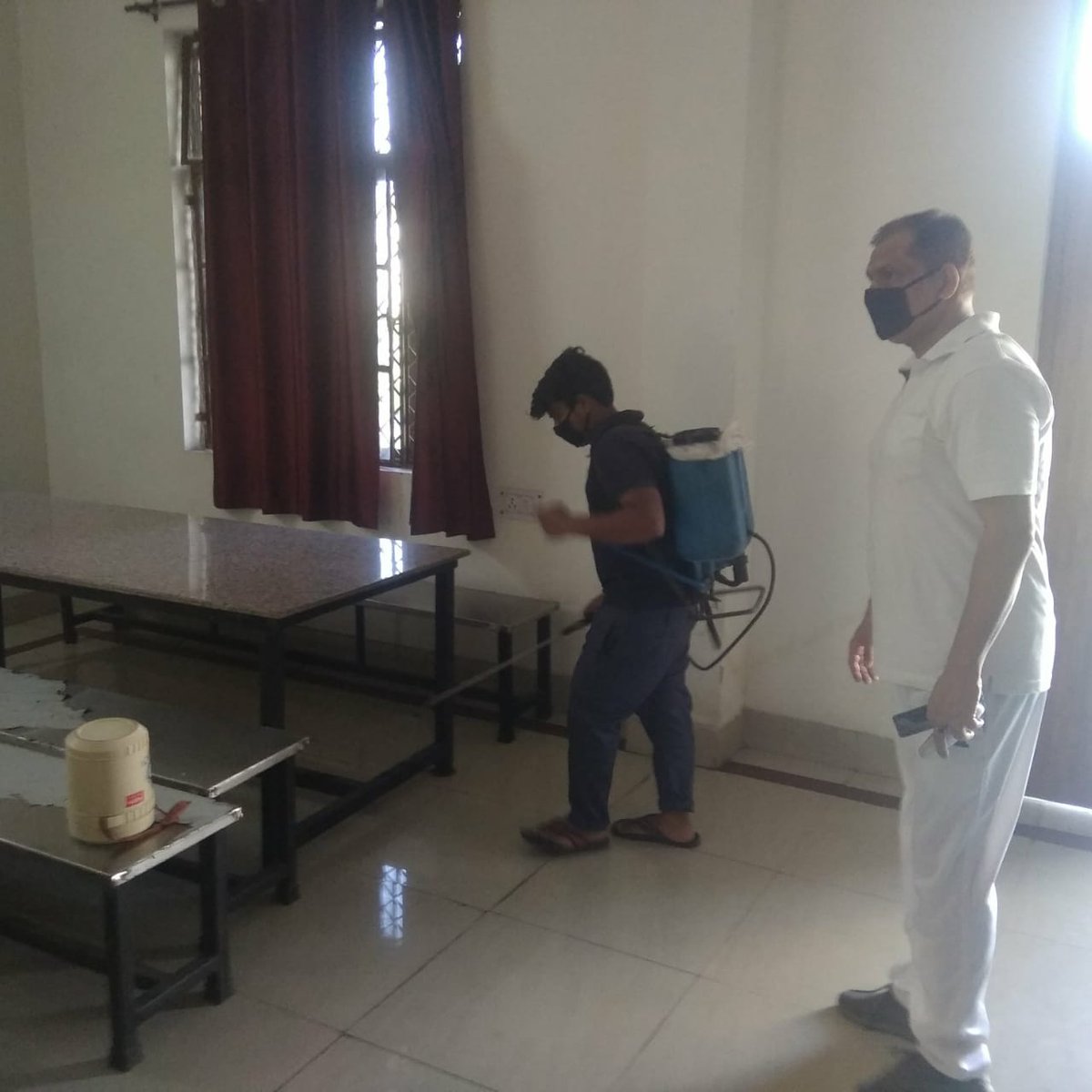 rpfpccnb's tweet photo. रेसुब/कानपुर सेंट्रल द्वारा CORONA Virus से बचाव हेतु बलसदस्यों को जागरूक करने तथा   उनका मनोबल बढ़ाने के लिए * मेरी जिम्मेदारी मेरा प्रयास * अभियान के तहत प्रोत्साहन स्वरूप फल का वितरण किया गया तथा मेस का निरीक्षण एवं बैरक का Sanitation कराया गया । https://t.co/puJP5agbRM