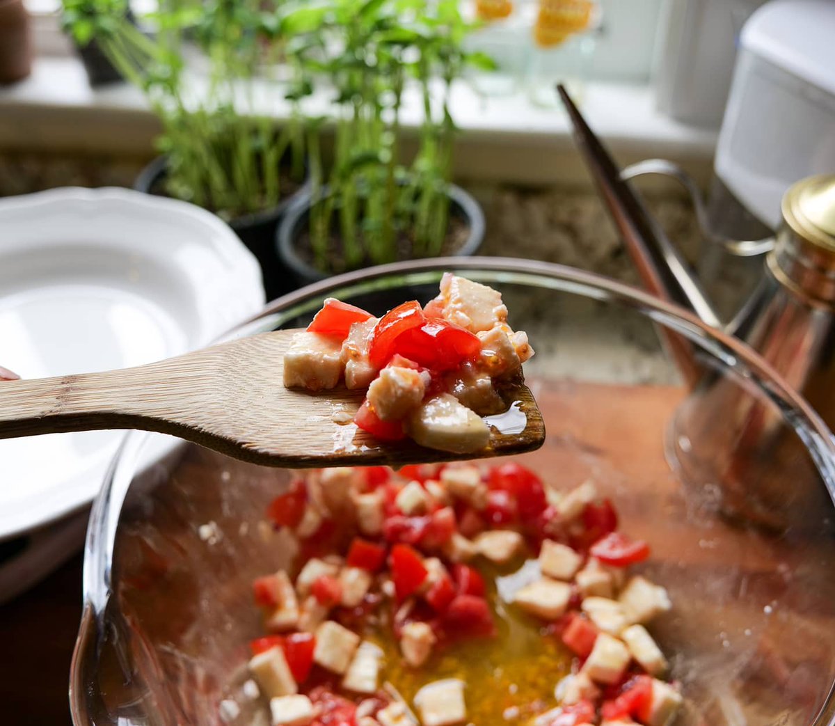 heatherelwell's tweet photo. Got 15 minutes? That's all you need for this easy and delicious Caprese Pasta 🍝 it's one of my favorite things to make when the weather starts warming up - which is day by day here in Boston 🤪 get the recipe through the link in my bio or type in becomeitaly com in your browser! https://t.co/SHPVAmLTyJ