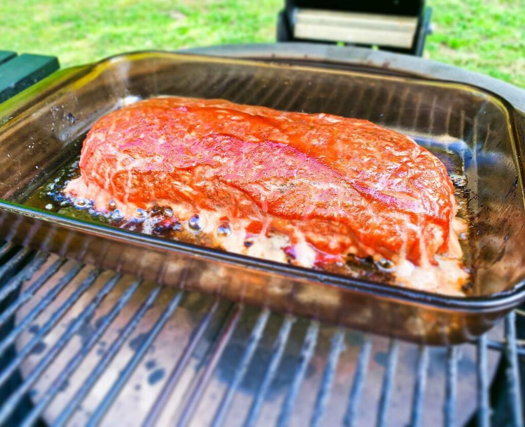 What's better than meatsloaf? Applewood smoked meatsloaf! #kamadojoe #kamadoclub #kamadojoenation #meatloaf #applewood #dinner