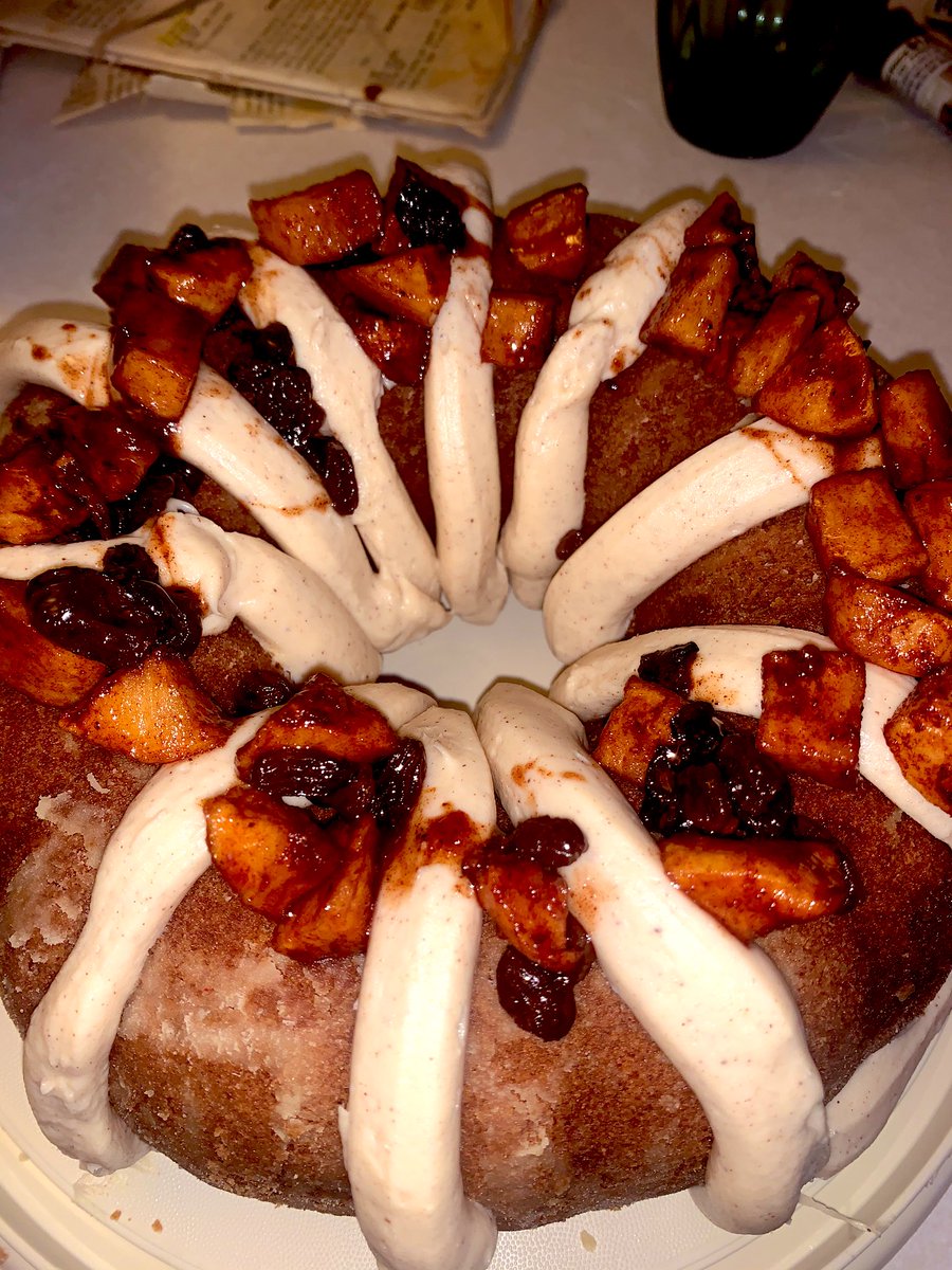 FaiFai4_'s tweet photo. I gotta do better with presentation, but today in quarantine I made a homemade Bermudian spice cake with a cinnamon cream cheese frosting from scratch. Topped with baked glazed apples and raisins. 👩🏾‍🍳 #ChefFai ☺️🎂 https://t.co/odfTr9EMBH