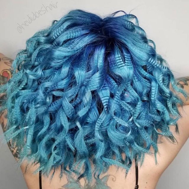 SamVillaPro's tweet image. If you want a lose-looking #crimp #style, the best way to achieve this is with #braids. Try weaving a few Dutch braids throughout the head or even split those into 3 or 4 for a finer #wave. buff.ly/2wYU6Wr #SamVilla #SamVillaHair #SamVillaCommunity