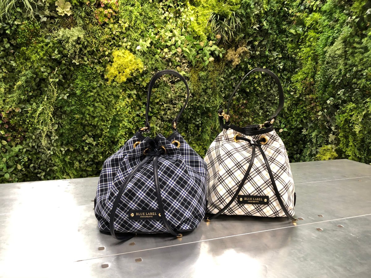 Blue Label Crestbridge Twitterren ブランドを代表するコロンバッグから 新作が登場しました レトロガーリーなマイクロチェック柄がとても新鮮です 取り外し可能なショルダーベルト付きなので 使い勝手もいいですよ ブルーレーベル バケットバッグ