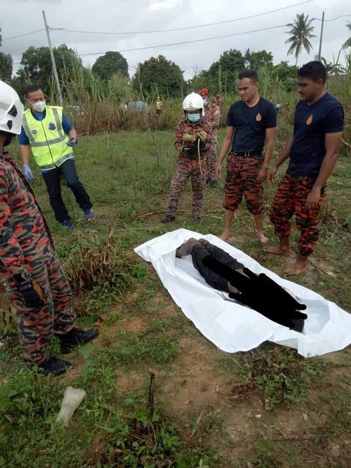 JangxN9's tweet photo. Rantau - Seorang lelaki maut selepas terjatuh ke dalam perigi sedalam lapan kaki di Kg Barisan Rantau, Negeri Sembilan petang smlm.

Mangsa dikenali D.M. Peter Vevason.

Mayat mangsa disahkan ahli keluarganya.

Credit - ZamrudZam https://t.co/AytOnlBzeG