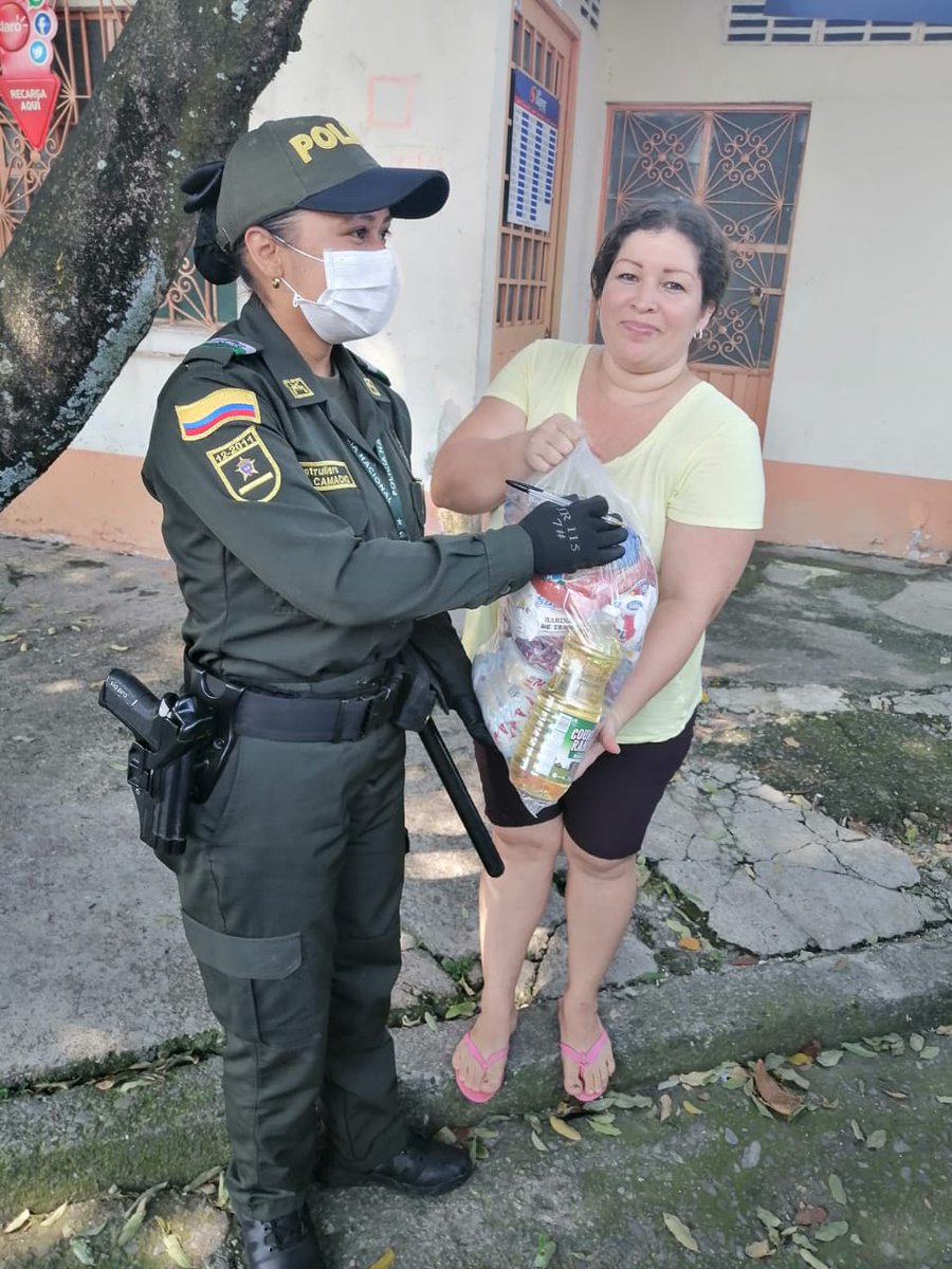 PoliciaVillavo's tweet photo. Con el grupo de #ProtecciónMEVIL y la fundación #PYAMM, seguimos atendiendo a la población más vulnerable en #Villavicencio, con la entrega de ayudas humanitarias.
#SomosUnoSomosTodos #YoMeQuedoEnCasa https://t.co/LeQ2vkrvoY