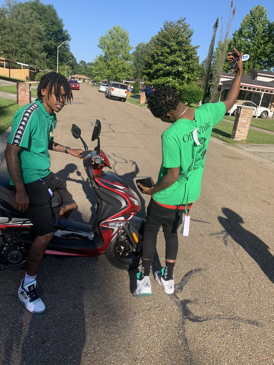 Purp_nd_Bars's tweet photo. #LiveAfterFive #BackOfTown #PCDMEMPIRE🌎💸🏃🏾‍♂️ https://t.co/2zgVj9MlcN