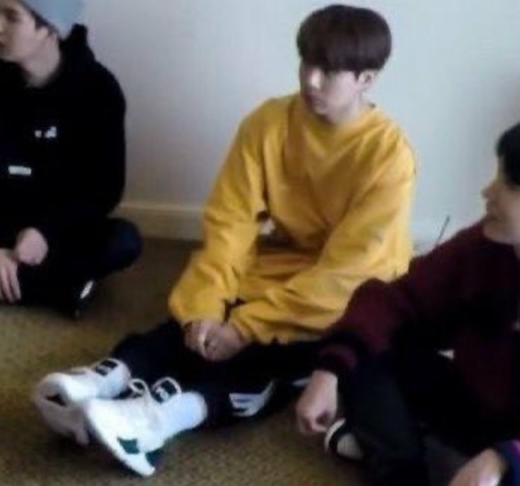 CarolineBTS1997's tweet photo. jungkook is actually only 3 cm tall
#BTS #btsmemes #btsfunny https://t.co/bX2fkiAdw0