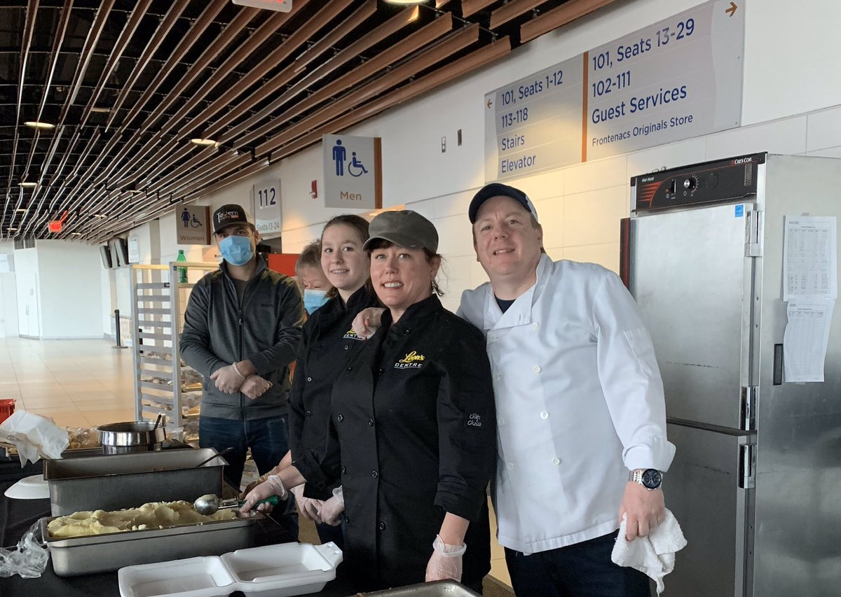 LynnCarlotto's tweet photo. Our @LeonsCentre F&B manager wore his whites today to cook 250 meals for our neighbors in need. Thank you to our @LeonsFurniture partner for his generosity to make this happen. #LeonsCares #ygk #OurNeighborhood #thankstothechef #thankstothevolunteers #KingstonStrong https://t.co/7zoLeeJs0j
