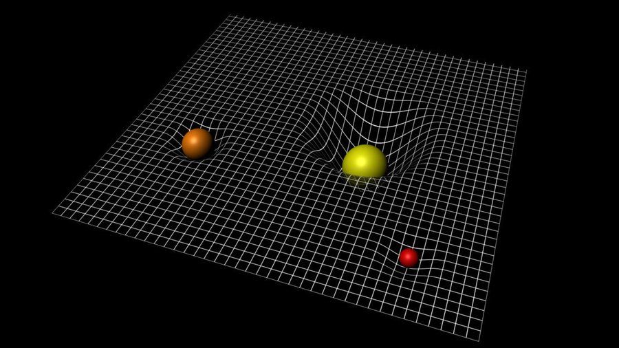 Okey, kenapa boleh jadi macam itu? Sebab apabila ada jisim berat, ruang-masa akan melengkok macam gambar.Analoginya macam kita letak bola atas kain, kain itu akan melengkok lebih dalam kalau bola itu lebih berat. Sebab itu ruang-masa kadangkala dipanggil fabrik ruang-masa.