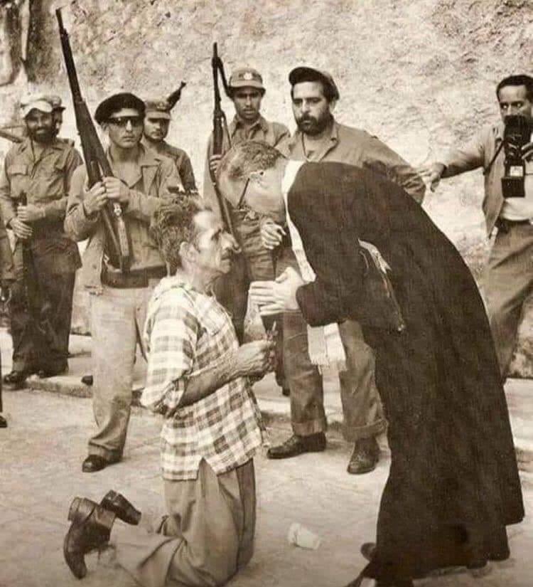 Esta foto ganó el Pulitzer. Un sacerdote dándole la última bendición a un campesino cubano, propietario de su tierra, q se negó a trabajar para Fidel Castro.

Fue fusilado sin derecho a defenderse por orden del Che Guevara.

- Pero claro, esta foto nunca la verás en una camiseta.