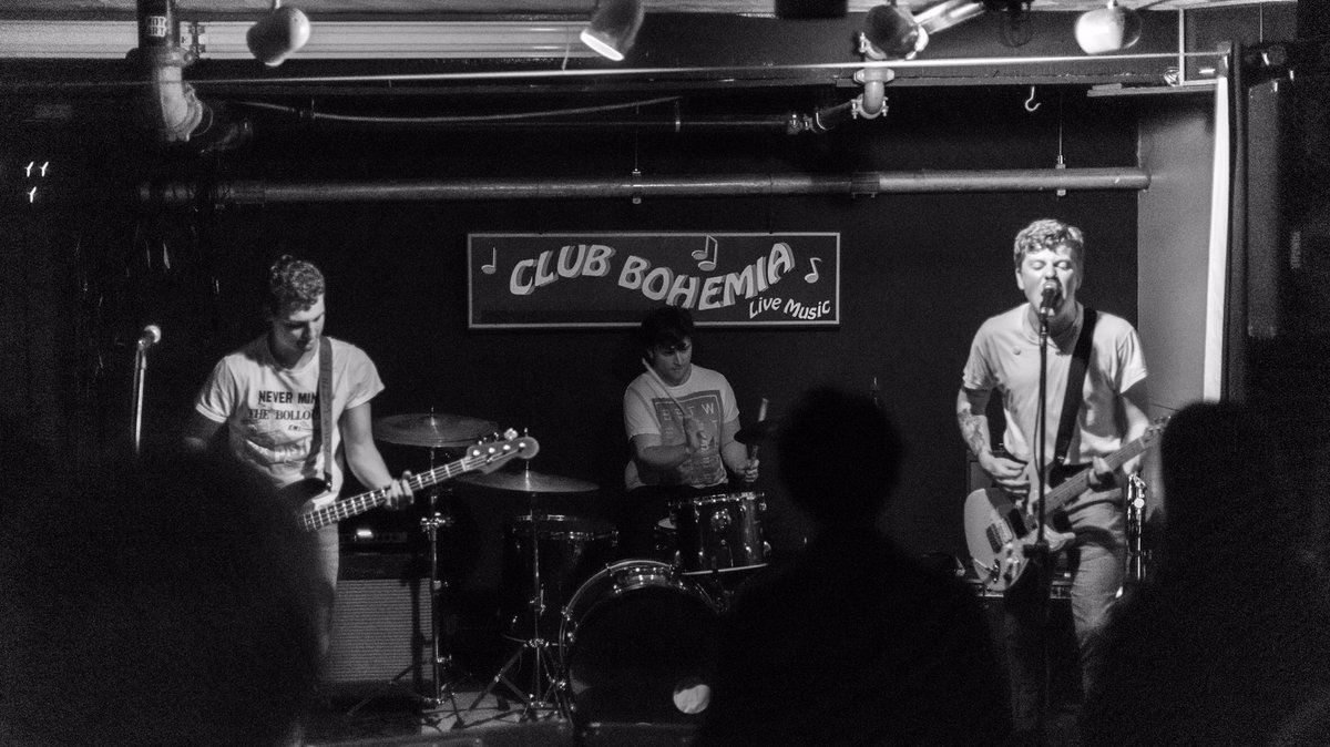 Thinking about gigs a lot lately. Going to them. Playing them. Let’s do each other a favour and stay tf inside so we can all shred gigs with our buds sooner than later ❤️🔥 #QuarantineRadio #covidsafe #sundayvibes #throwback