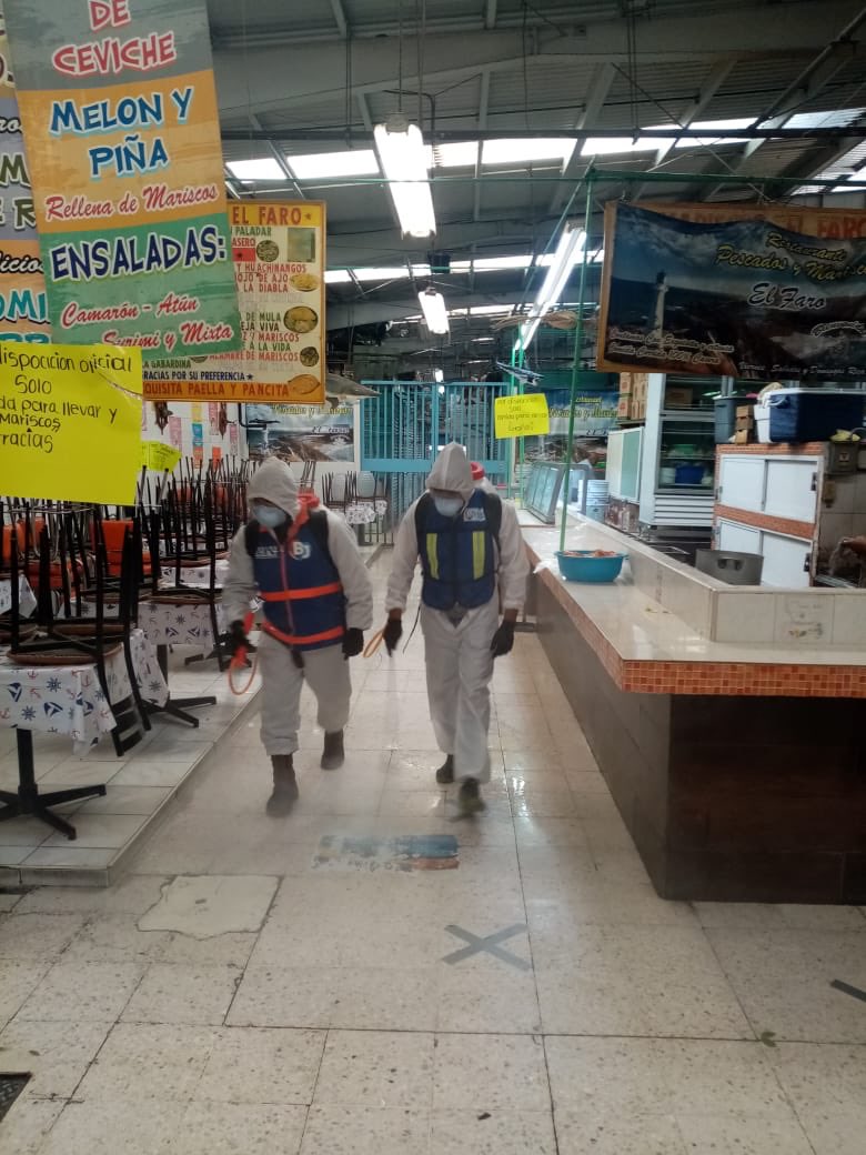 BJAlcaldia's tweet photo. Con el objetivo de respaldar el #ConsumoLocal en #BenitoJuárez ante el #Covid_19, el Equipo de Proximidad #BlindarBJ de Servicios Urbanos limpió y desinfectó los mercados de Moderna, Portales y Portales Anexo  como su anexo.👷🏽‍♂️🧼🧹👷🏼‍♀👍🏻
#EsTiempoDeCuidarnosTodos😷 https://t.co/hrMr2221dz