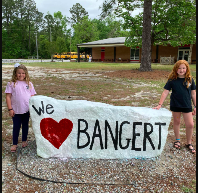 Look what one of our amazing families did. Thank you Giles family!  Please stop by our rock and leave a message!  
🐻❤️🥰