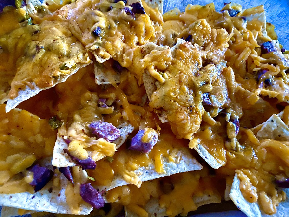 ccbarbiero's tweet photo. Rainy Sunday? The cure is a fuzzy blanket, Netflix and steak nachos. #dontbejealous #wishyouwerehere https://t.co/gpI5L1jgdg