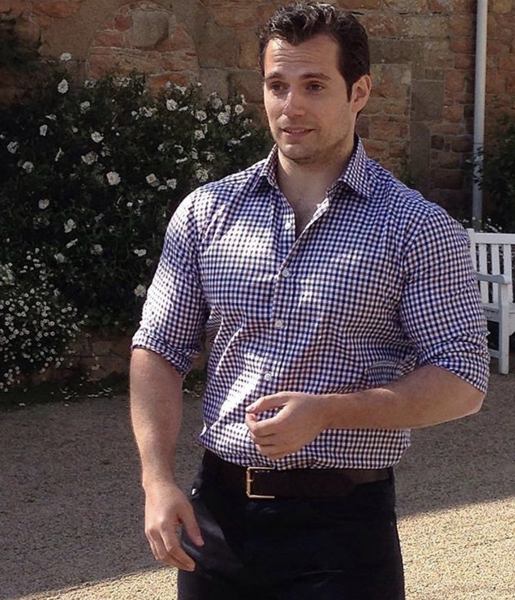  #HenryCavill Trending for damn good reasons. Bless this man  (thread!!)