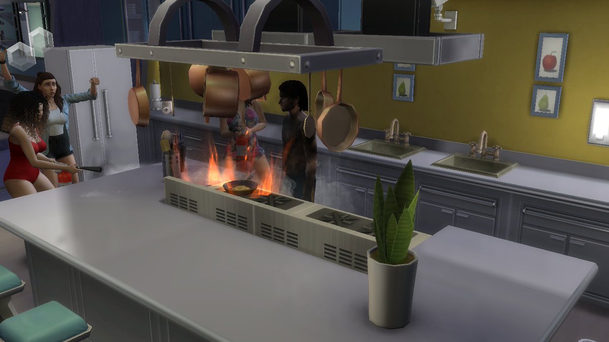 bthesims's tweet photo. Mais tarde foi a vez de Gabriel botar fogo na casa e assim acabou colocando fogo em si mesmo
Duda que estava por perto tentou apagar o fogo
Larissa chegou pra ajudar também mas quem teve que apagar o próprio fogo foi ele mesmo https://t.co/0gfYQDltwG