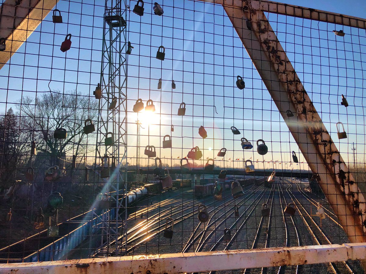HeyItsMeMissJT's tweet image. Long evening walks are the best! #ViaRail #Sudbury #TrainYard #CPRail #BridgeOfNations #ParisStreetBridge #IronBridge #Sunset #GoldenHour #LoveLocks 🔒🌆☀️💜