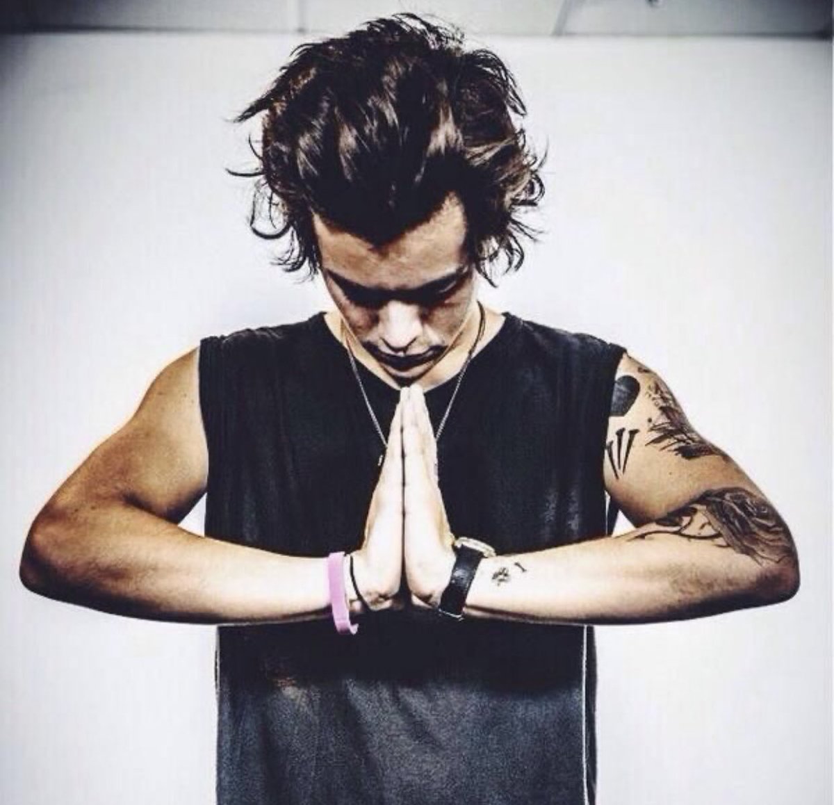 Harry Styles’ arms + biceps: a thread