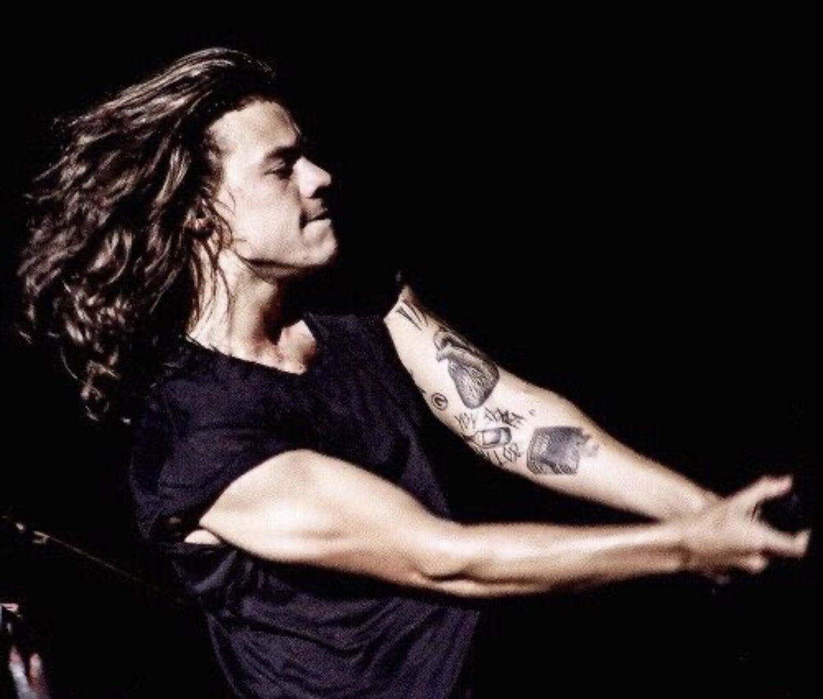 Harry Styles’ arms + biceps: a thread