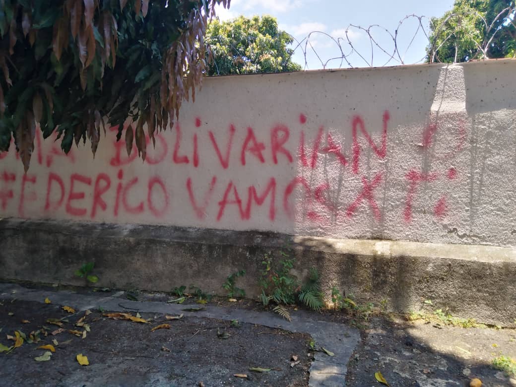 espaciopublico's tweet photo. #DenunciaEP | Sujetos desconocidos amenazan al comunicador @FedericoBlackB a través de un grafiti cerca de su residencia en #Caracas este #26abr

Es la cuarta ocasión en la que el grupo anónimo actúa contra periodistas o miembros de la prensa en menos de un mes https://t.co/bQrZNyk9ME