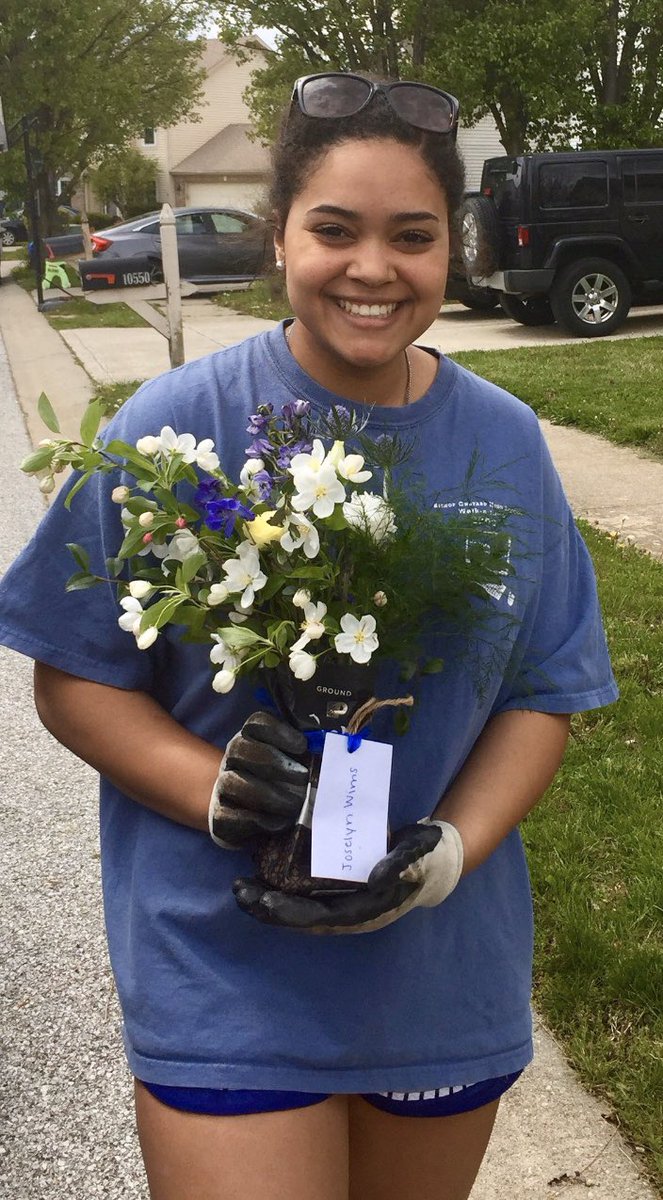 PromBishop's tweet photo. The senior boys gave all of the senior girls flowers which made for some beautiful smiles:)! https://t.co/VlumV1KEjK