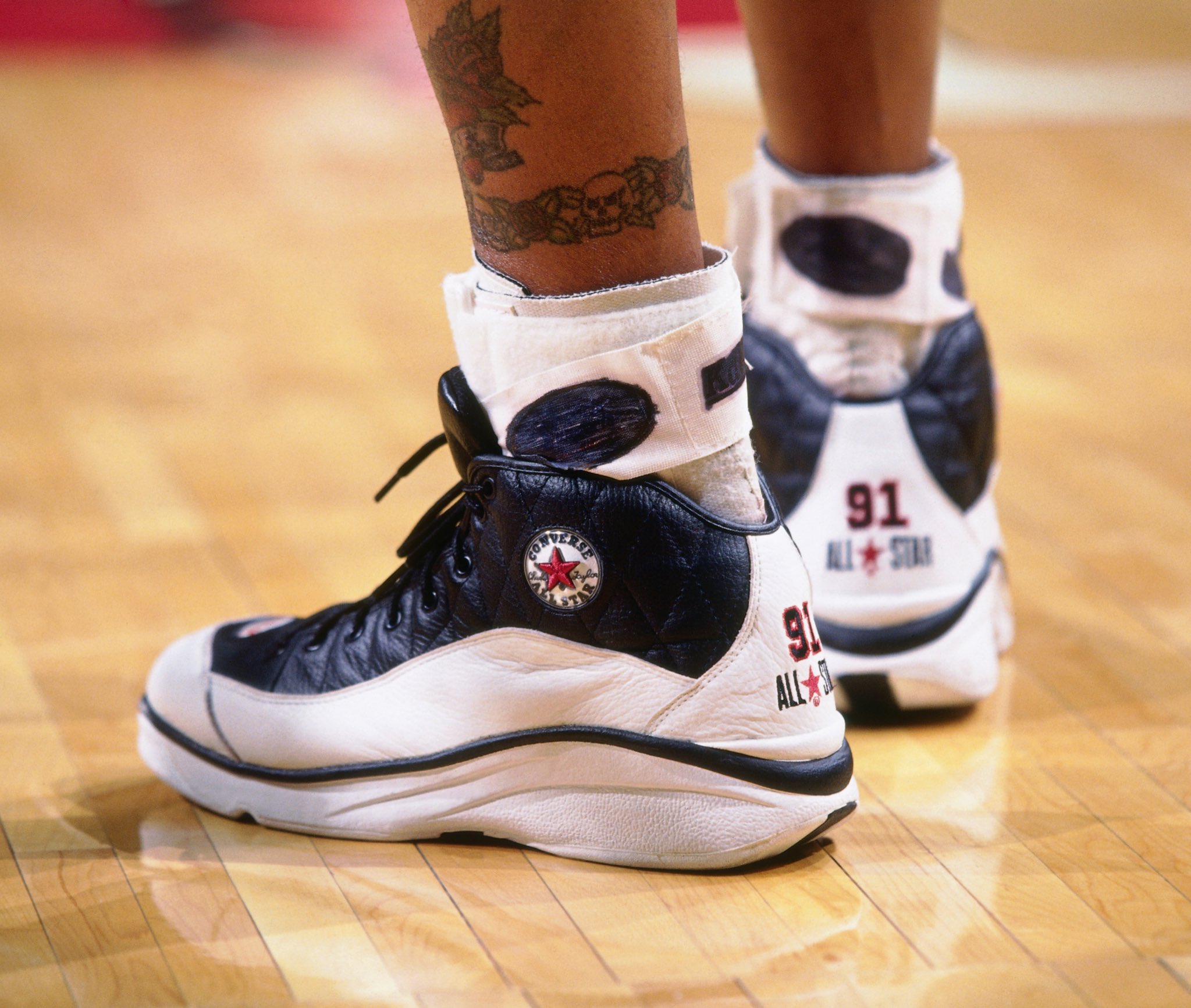 El extraño extraño Escabullirse Nick DePaula on Twitter: "After the 72-10 season, @DennisRodman signed a  signature shoe deal with @Converse. He'd rock the All Star 91, All Star  Rodman &amp; All Star Springfield 91, worn in