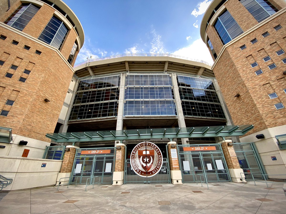 This was the gate  @LonghornBand used to march through to enter DKR. Delighted to discover it’s found a new home at gate 25. Here’s to cheering our Horns to future victories, eh Longhorn fans? 