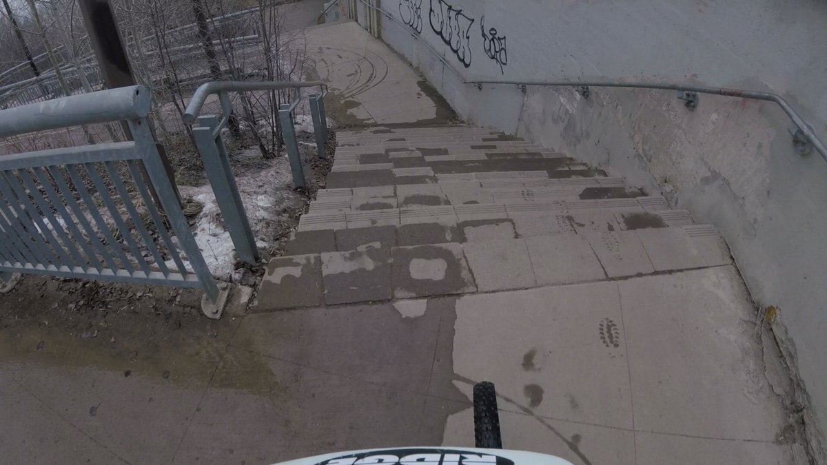 DrewDrewpreston's tweet photo. My legs are sore 😂 21km today 👍 mostly single track 👍 168km this week 🤘#UrbanStairRips #StairGaps #DirtJumps #RavineDrLaps #ForestOfFun #RiverBendExpress #ChiefMits #CentralAveRoller #BreakingBad #ShuckNJive #DogsLeg #RinkSide #Mendal #BessWay #OffCambre 🇨🇦🚲🤘😎 https://t.co/SDWc8HmOXp