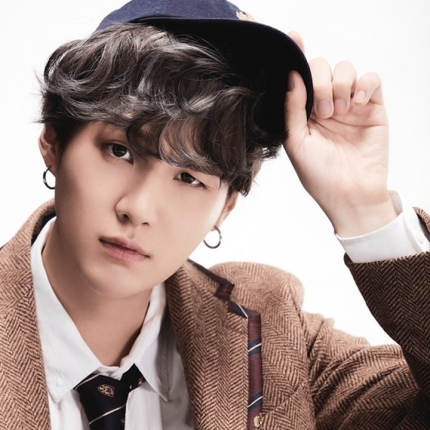 PrettyJiBrasil's tweet photo. [#BREAKING] 26.04.20 - IU irá fazer seu comebck no dia 6 de Maio com um single! A música terá participação do Suga (BTS). 

O MV já foi filmado e IU foi quem produziu compôs, escreveu e escolheu todo o conceito do comeback. 

🔗 https://t.co/fbSASqDHrr https://t.co/wu3h9UMLUt