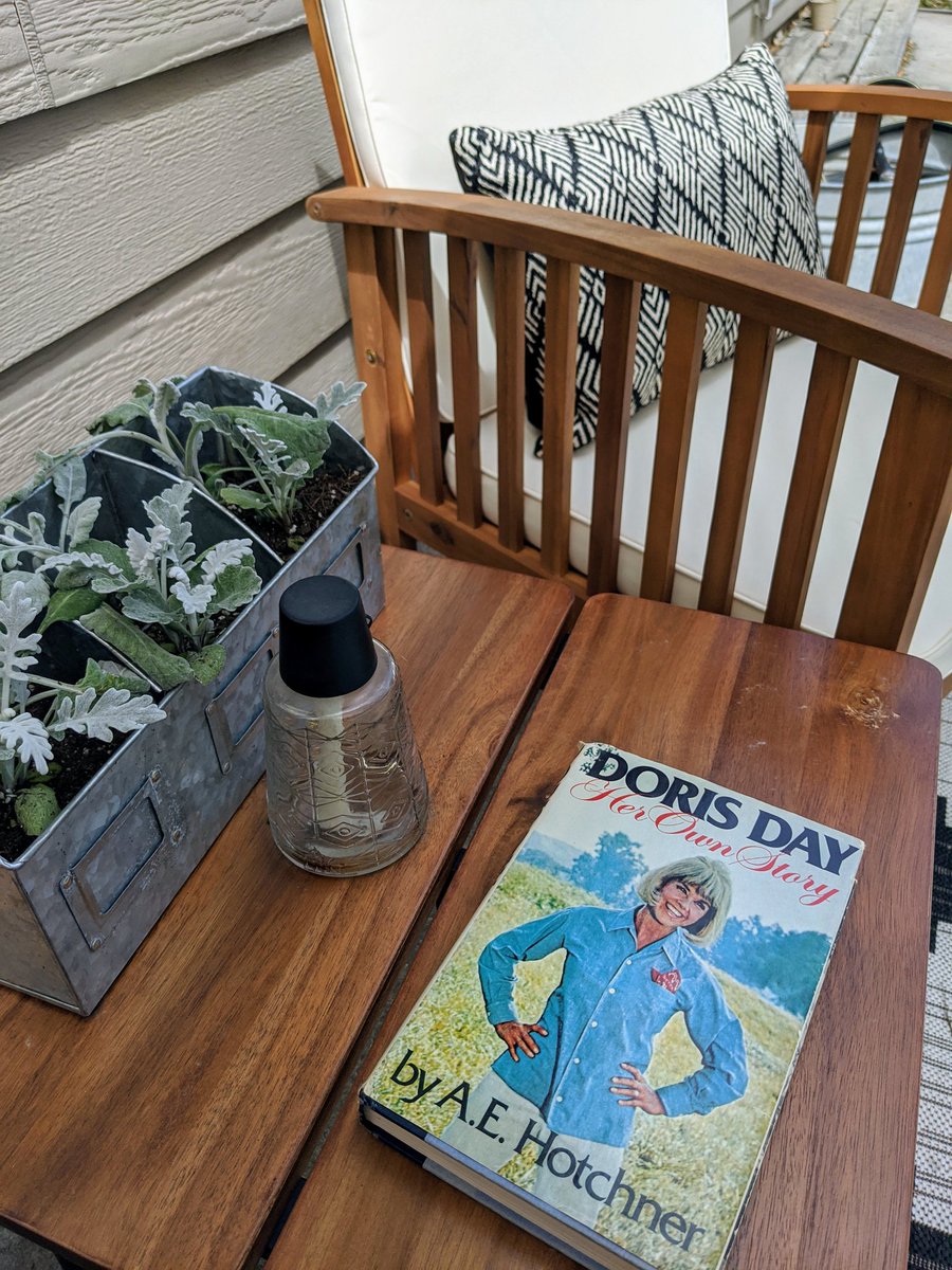 CBrix90's tweet photo. @therealdorisday Gorgeous day to reread this. 💛🌼 https://t.co/Qgul5pYhA1