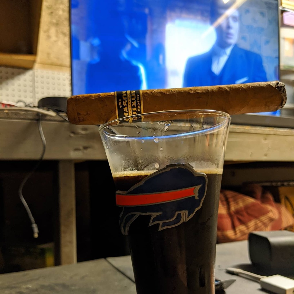 DaWhyte86's tweet photo. #NowSmoking @thecrownedheads #MasonDixonProject #Cigar with a @virginiabeerco #EvilSanta! https://t.co/TSYfjaxhTW https://t.co/hGrbPuOjsG