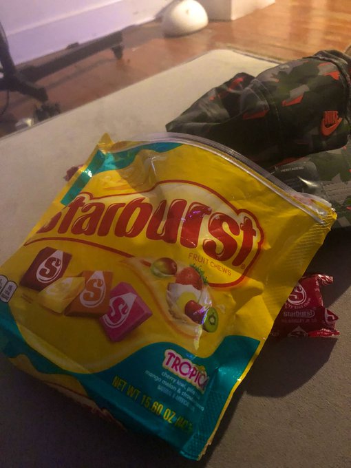 Starburst for desert 😂 https://t.co/oaiZelmPs1