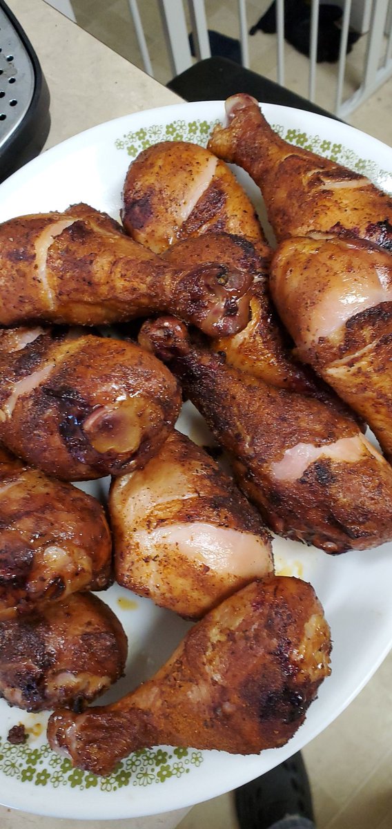 CorbAndy's tweet photo. Smoke and grilled chicken legs 🍗! https://t.co/5BCpSBsfpM