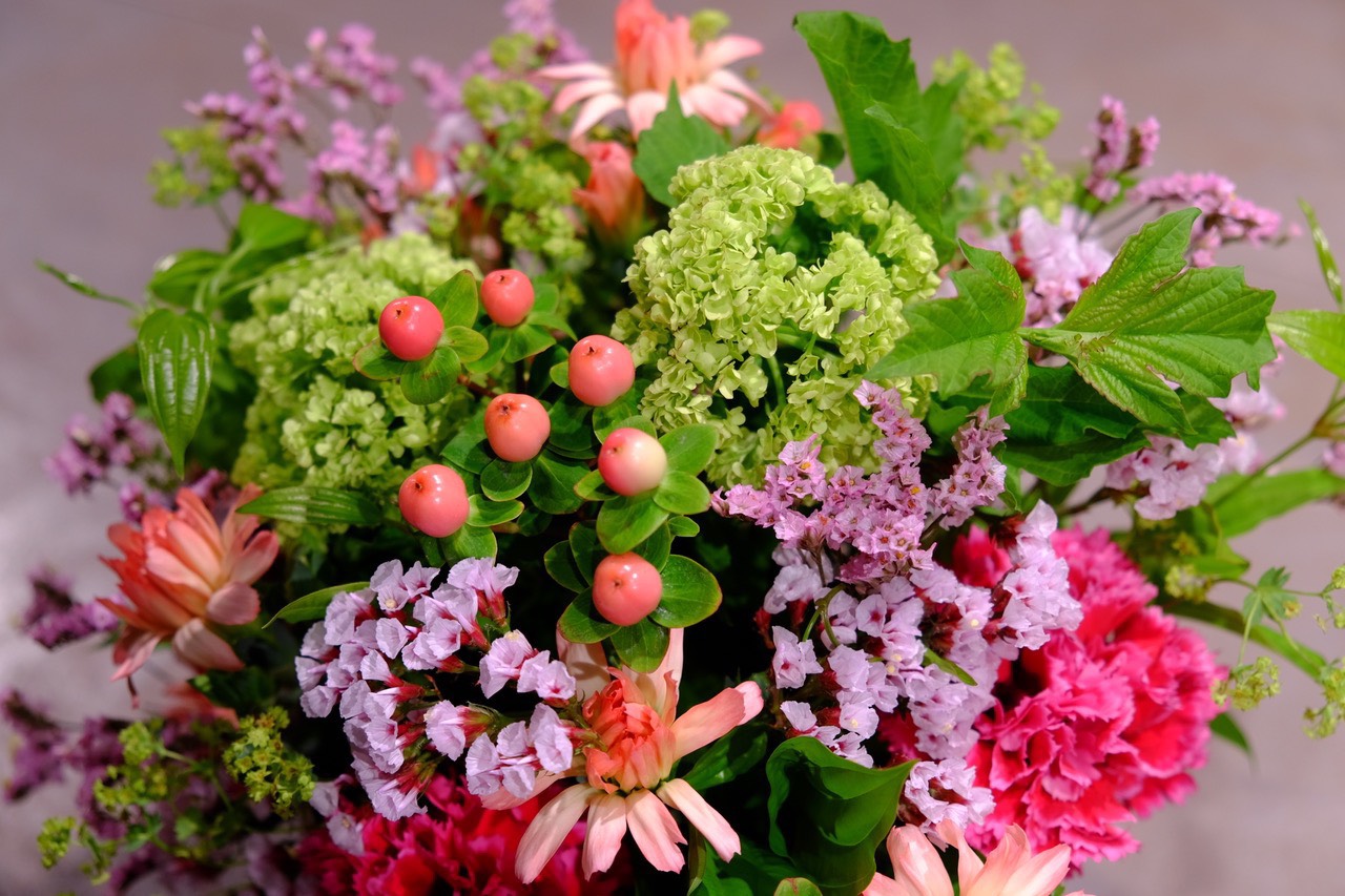 Roots Flowers おはようございます なかなか 外出できない この時期ですが 会えないから お花 を 大切な人 へ送って 気持ちを伝える そんな機会が増えてきているように感じます 花屋 神田 ギフト受付中 アレンジメント 小川町 淡路町
