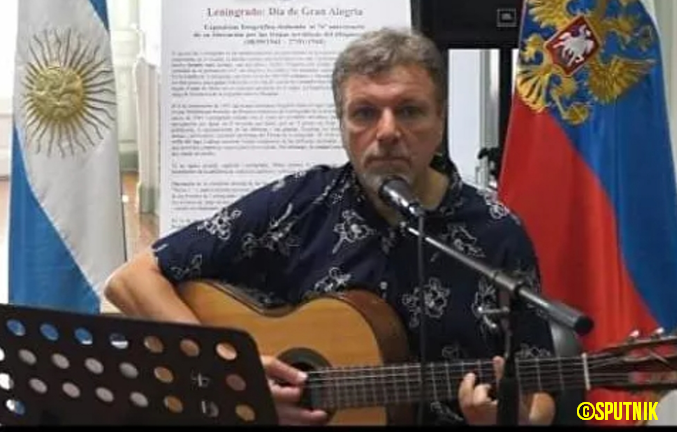 RevCentenario's tweet photo. Un comunista argentino le canta a la Unión Soviética https://t.co/JAmglHzwnG https://t.co/c2VdAgajWp