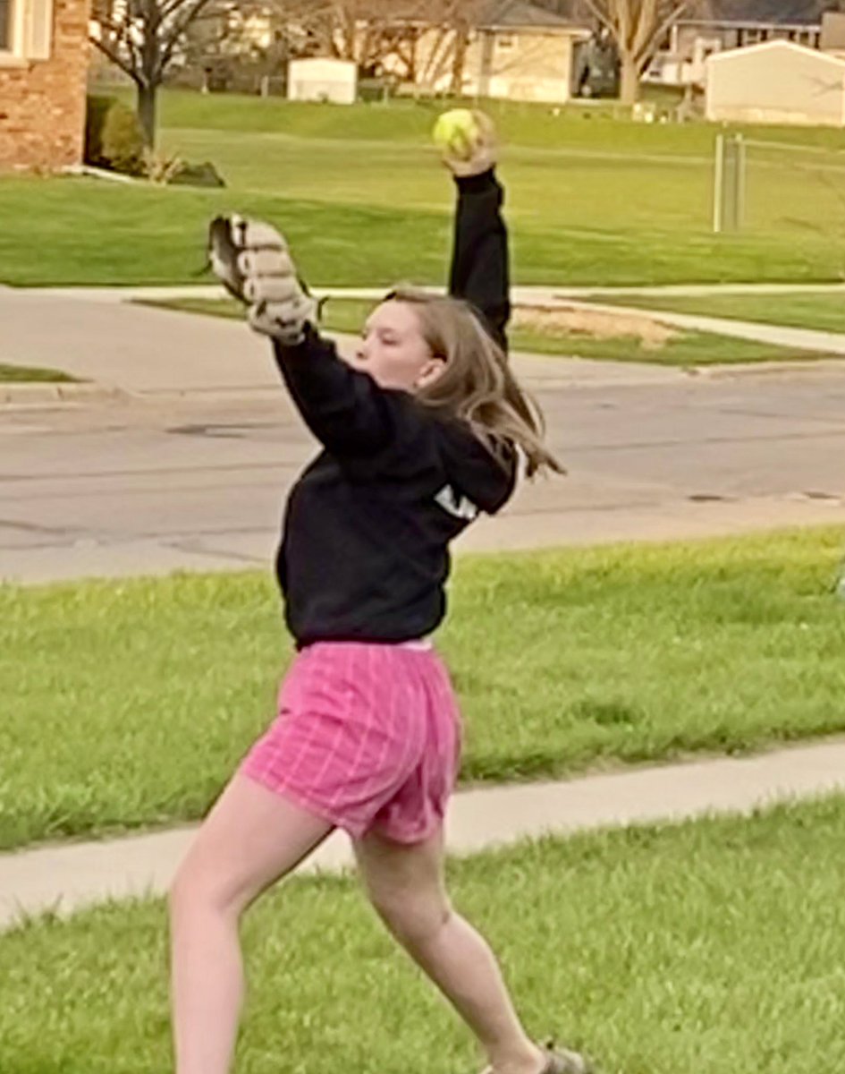 jhawksoftball's tweet photo. @WulffLilli, Whatcha Been Doing?
“Playing catch with my brother.” #FrontYardStyle...LOVE IT! https://t.co/Z0BJRsTNsI