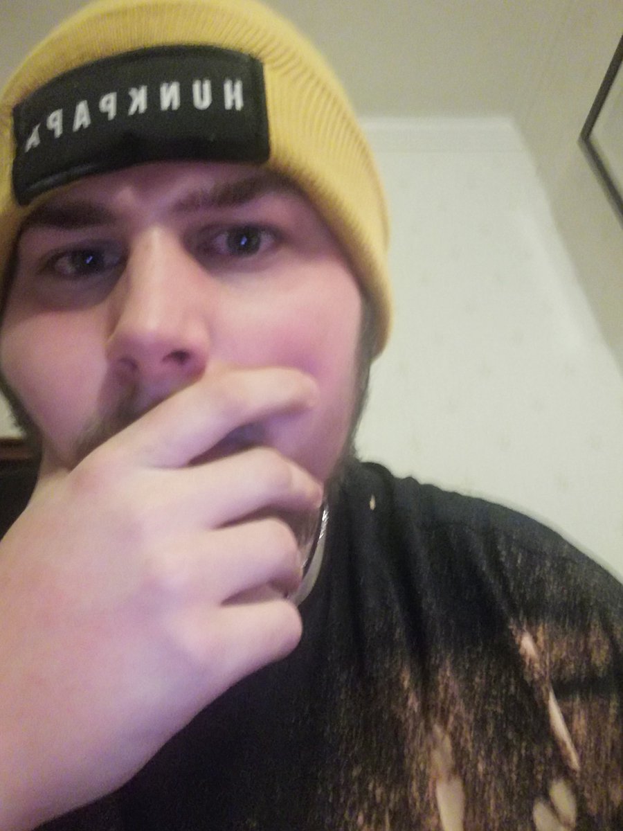 I'm sat here just after crying &amp; still shaking to a song that got released 2hrs ago but means so much to me. It's a song about being your self &amp; living now and it's a song that stood out to me since 7/5 last year. This was the first time I heard Hunkpapa. 1/ 4
Shit @ selfies ino