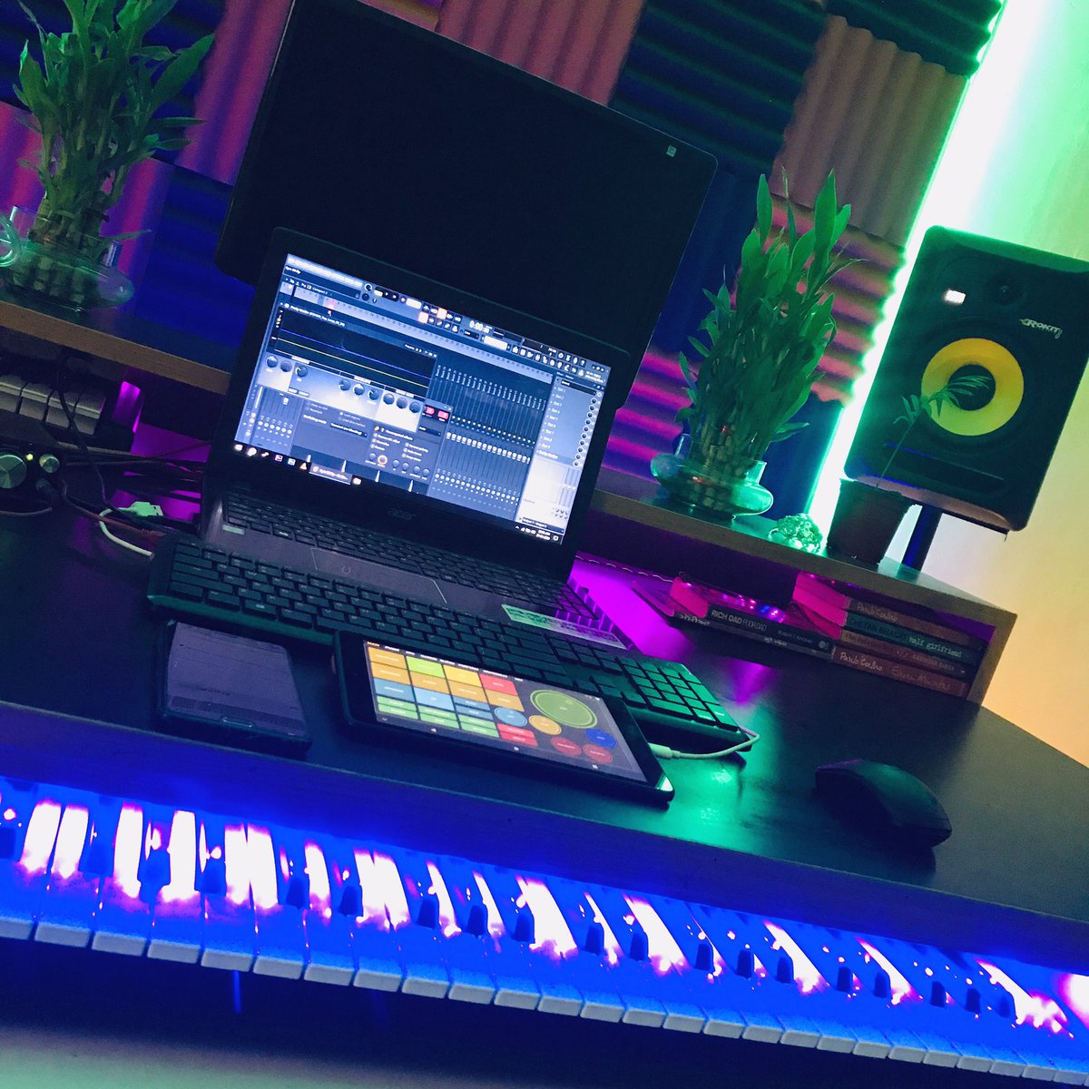 intaoxy's tweet photo. When I'm inspired, I get too excited because I can't wait to see what I'll come up with. 🍁 .
#Positivity #PositiveVibes #Studio
#StudioLife #MusicProduction #MusicProducer
#Producer #Musician #Artist
#BefikraSquad #BefikraSquadStudio
#InT #Intoxy #Trending
#WorkSomewhereAwesome https://t.co/gnJAy24MAK